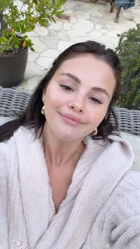 Selena Gomez photo 23 of 3523