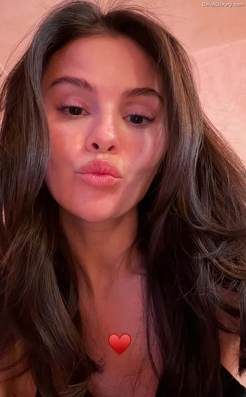 Selena Gomez photo 24 of 3523