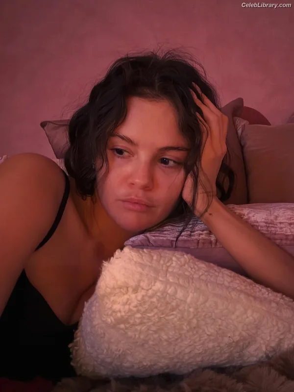 Selena Gomez photo 16 of 3523