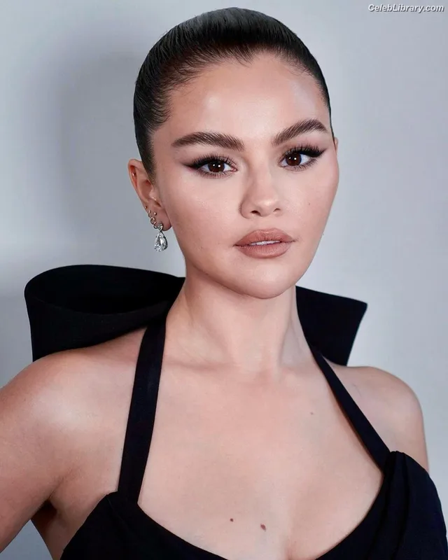 Selena Gomez photo 21 of 3523