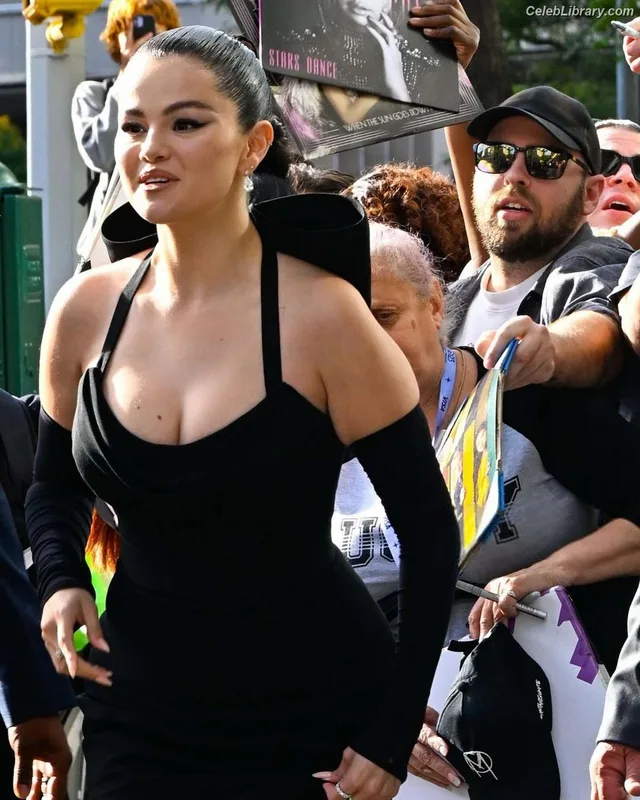 Selena Gomez photo 24 of 3523