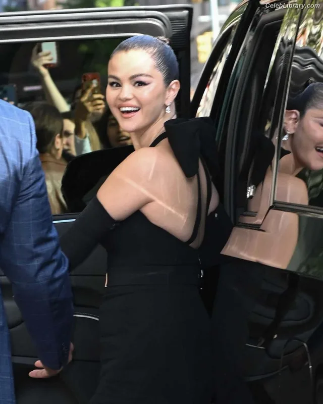 Selena Gomez photo 1 of 3523