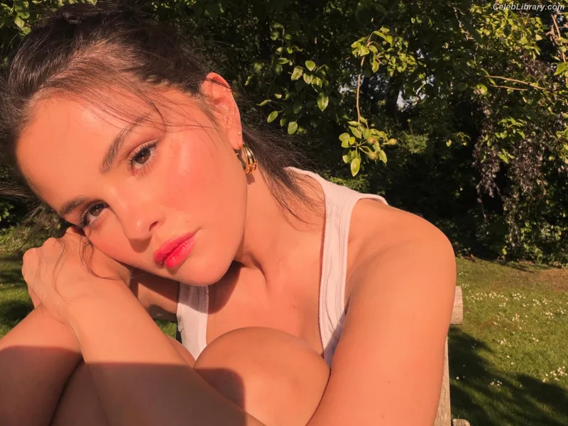 Selena Gomez photo 9 of 3523