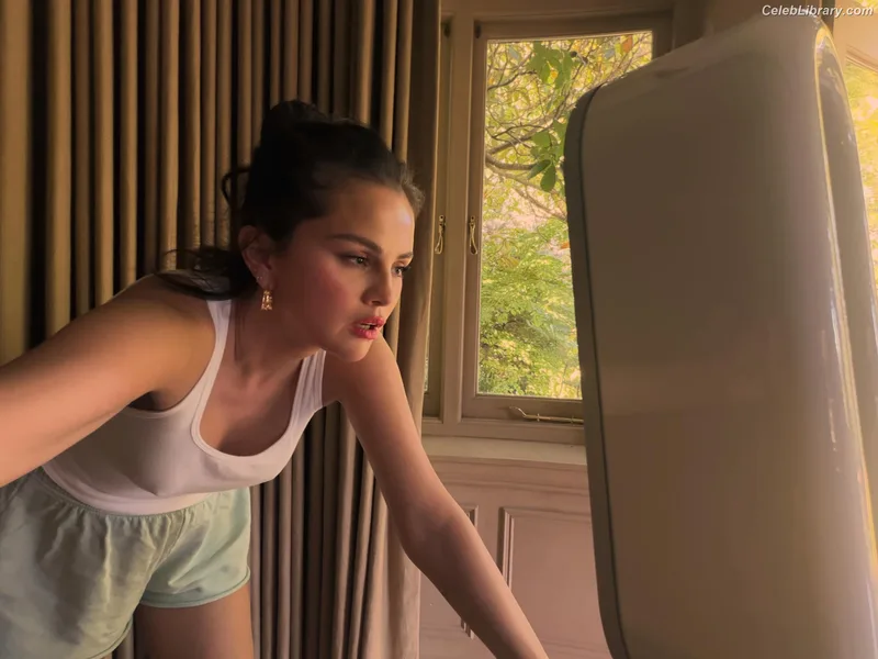 Selena Gomez photo 14 of 3523