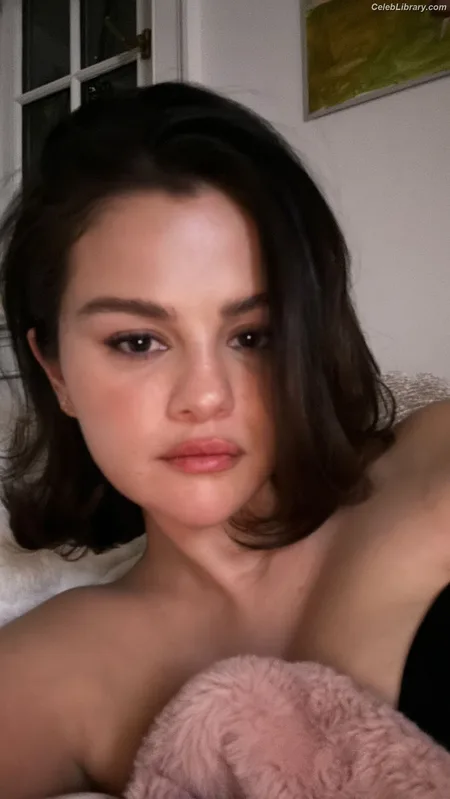 Selena Gomez photo 17 of 3523