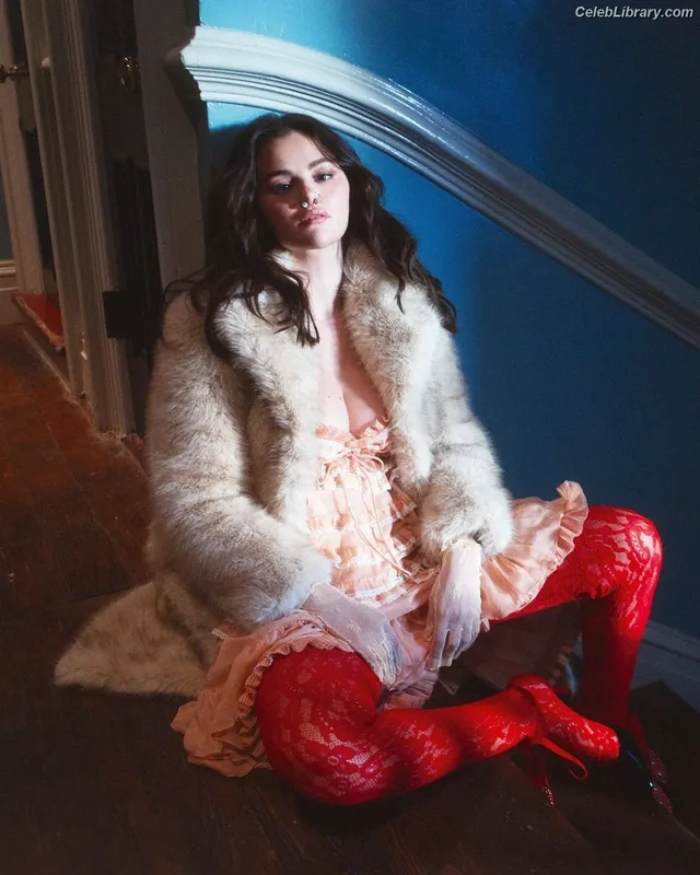Selena Gomez photo 18 of 3523