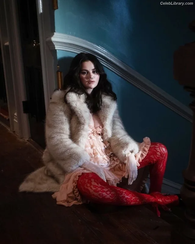 Selena Gomez photo 19 of 3523