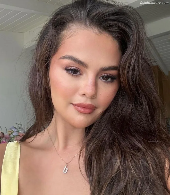 Selena Gomez photo 21 of 3523