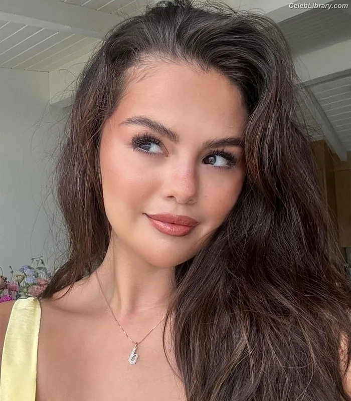 Selena Gomez photo 22 of 3523