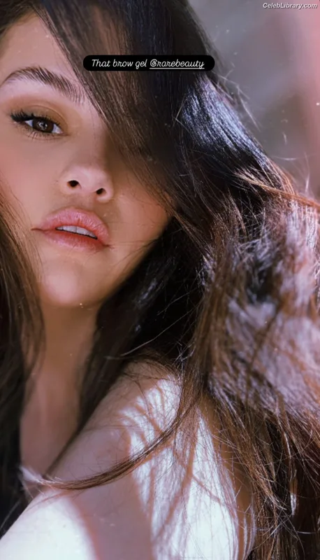 Selena Gomez photo 2 of 3523