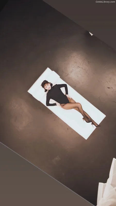 Selena Gomez photo 11 of 3523