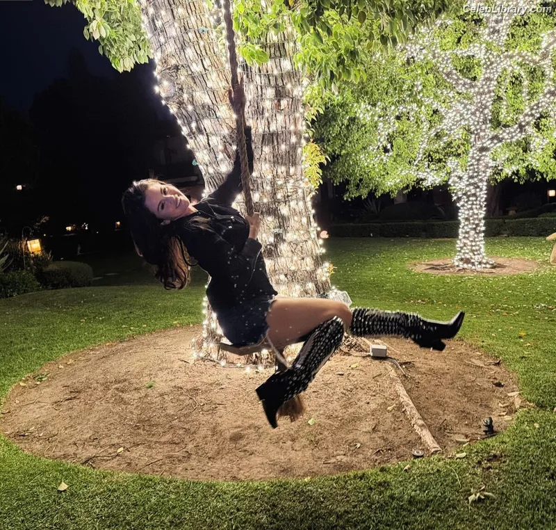 Selena Gomez photo 16 of 3523