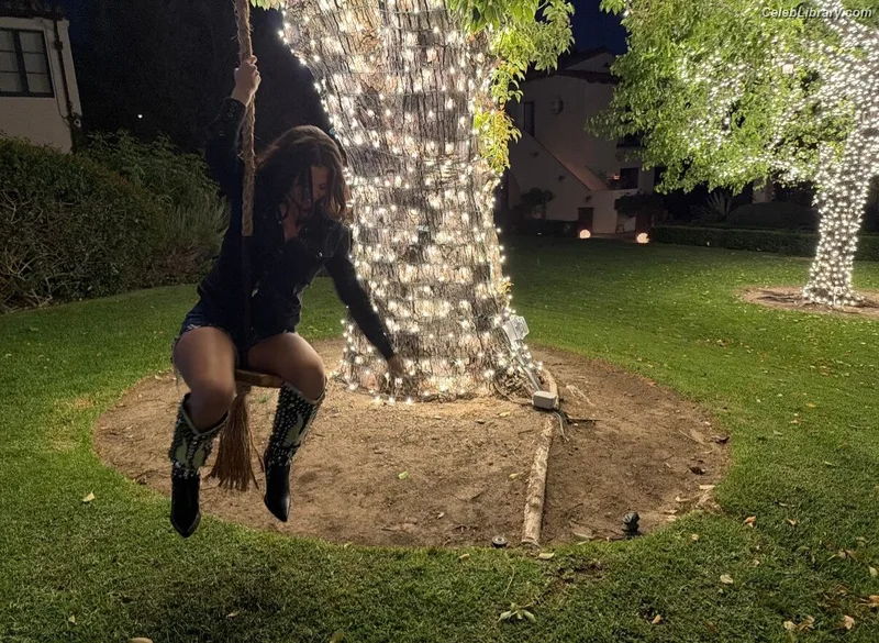 Selena Gomez photo 17 of 3523