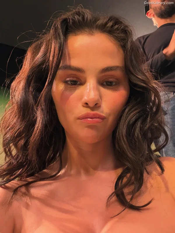 Selena Gomez photo 18 of 3523