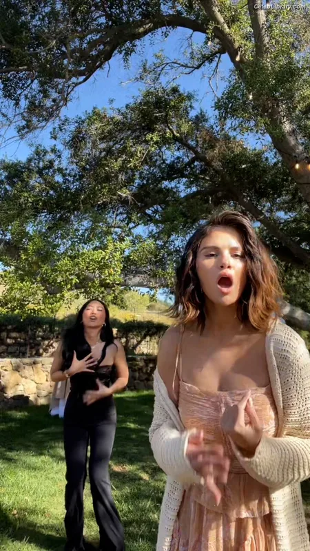 Selena Gomez photo 1 of 3523