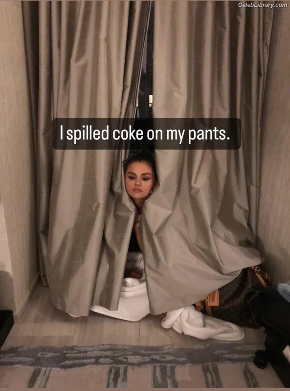 Selena Gomez photo 2 of 3523
