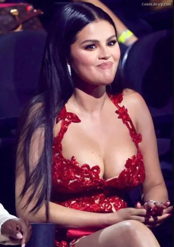 Selena Gomez photo 8 of 3523