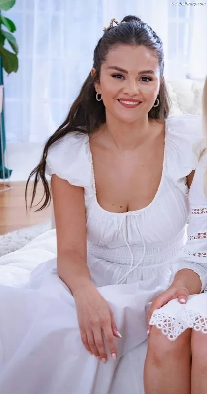 Selena Gomez photo 9 of 3523