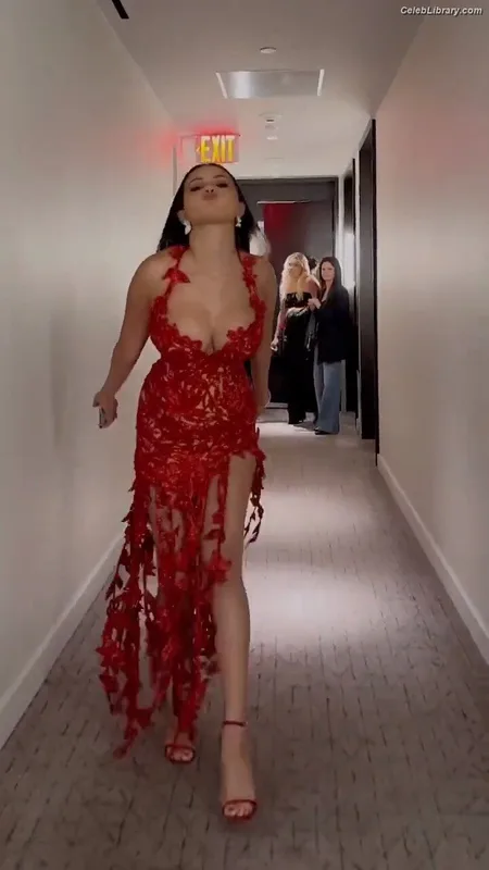 Selena Gomez photo 11 of 3523