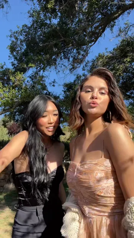 Selena Gomez photo 13 of 3523
