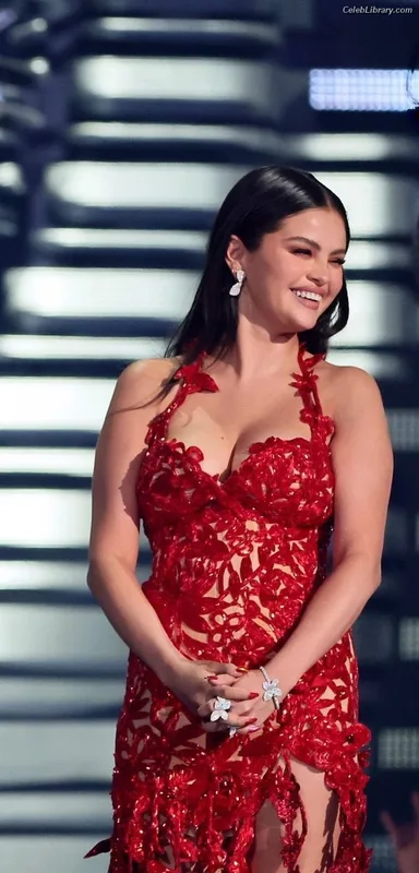 Selena Gomez photo 18 of 3523
