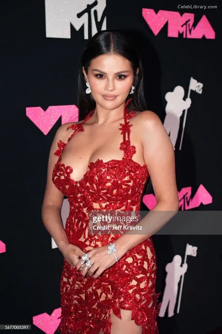 Selena Gomez photo 20 of 3523