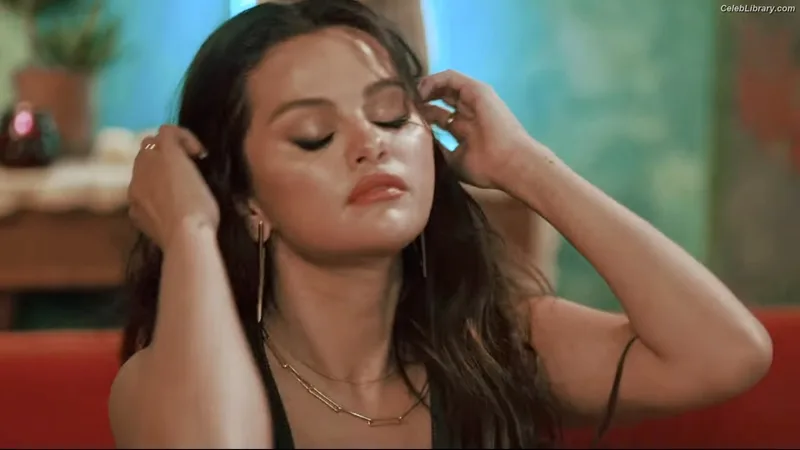 Selena Gomez photo 8 of 3523