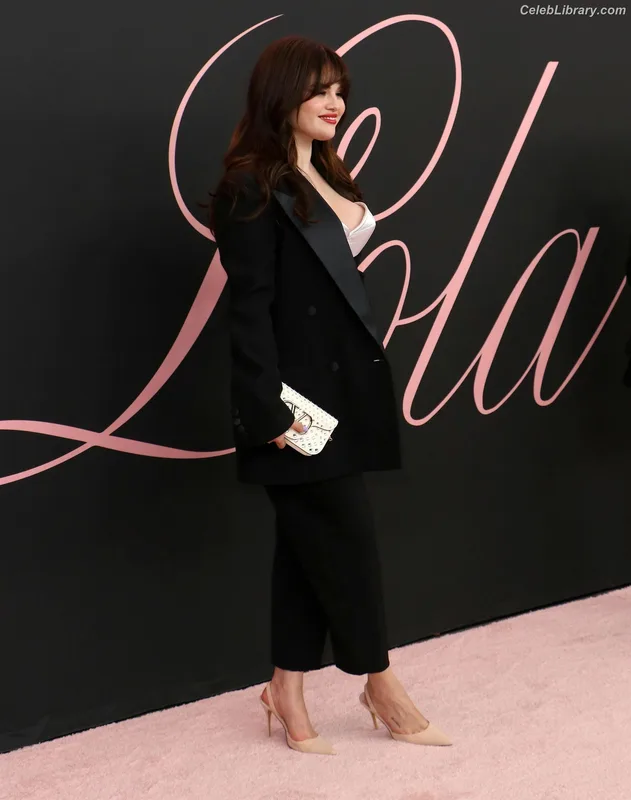Selena Gomez photo 24 of 3523