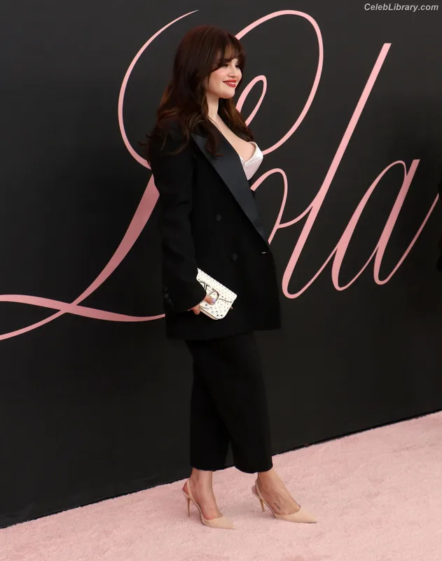 Selena Gomez photo 1 of 3523