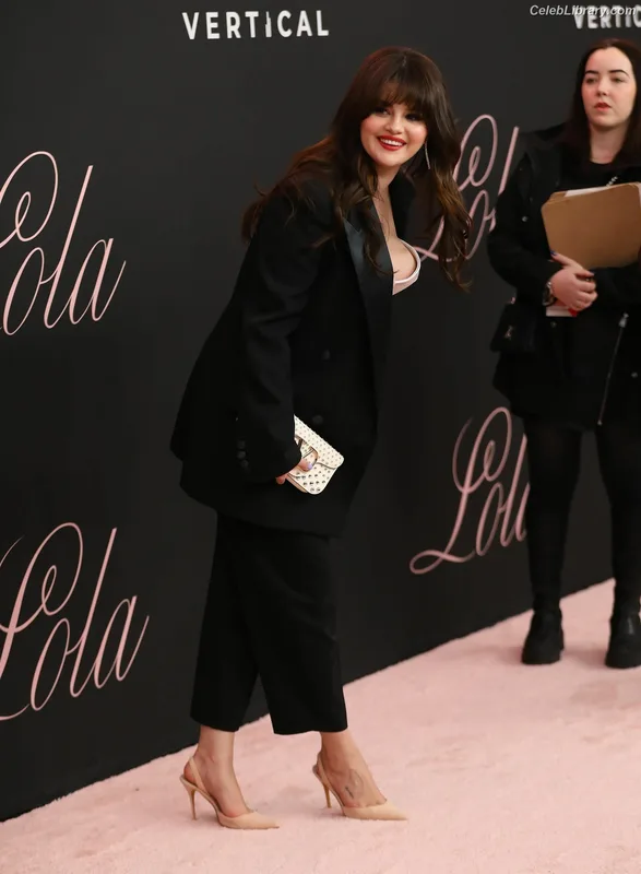 Selena Gomez photo 6 of 3523