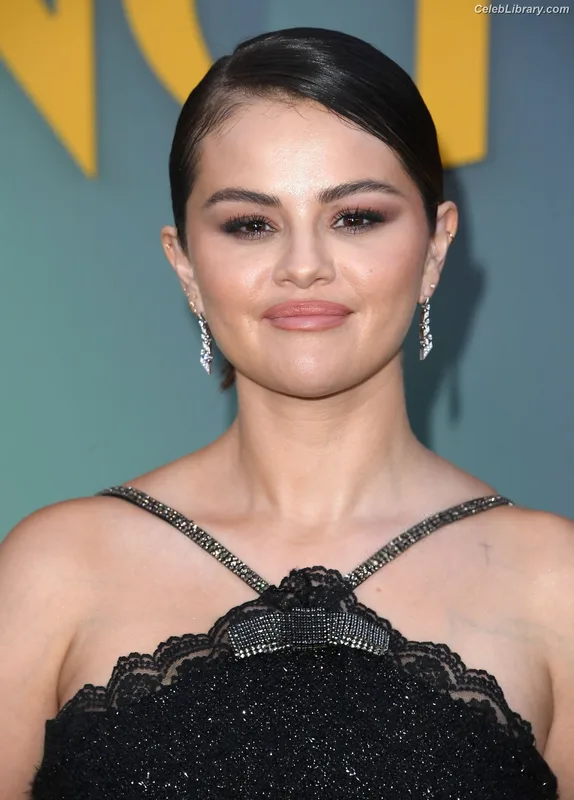 Selena Gomez photo 14 of 3523