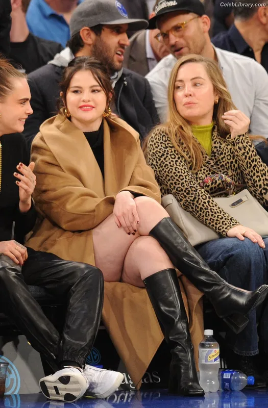 Selena Gomez photo 23 of 3523
