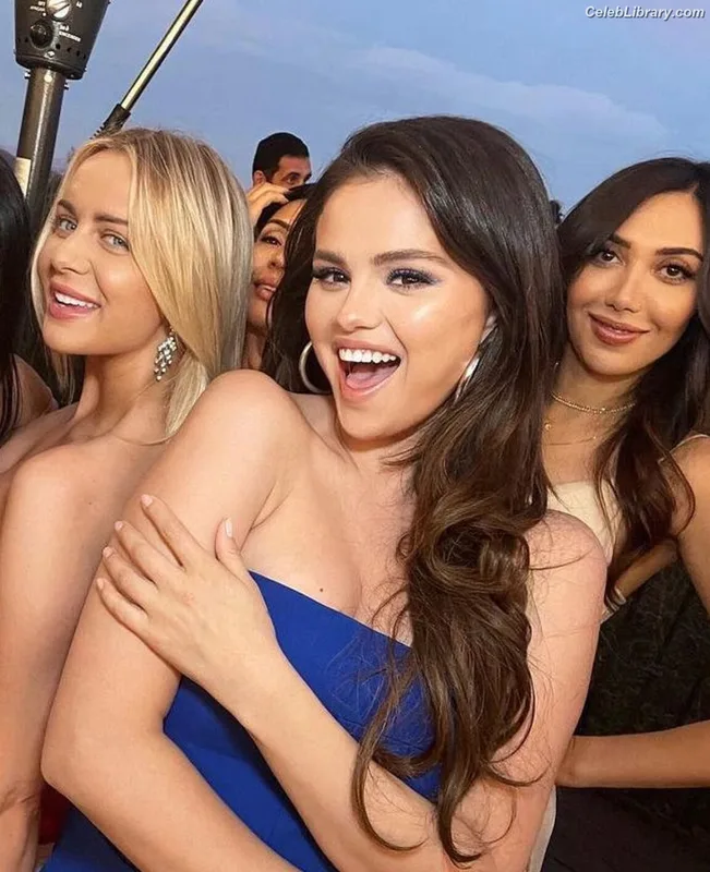Selena Gomez photo 8 of 3523
