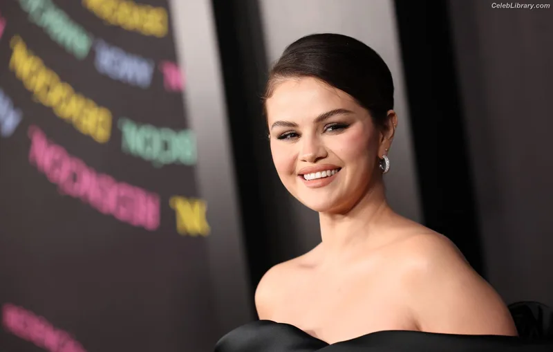 Selena Gomez photo 12 of 3523