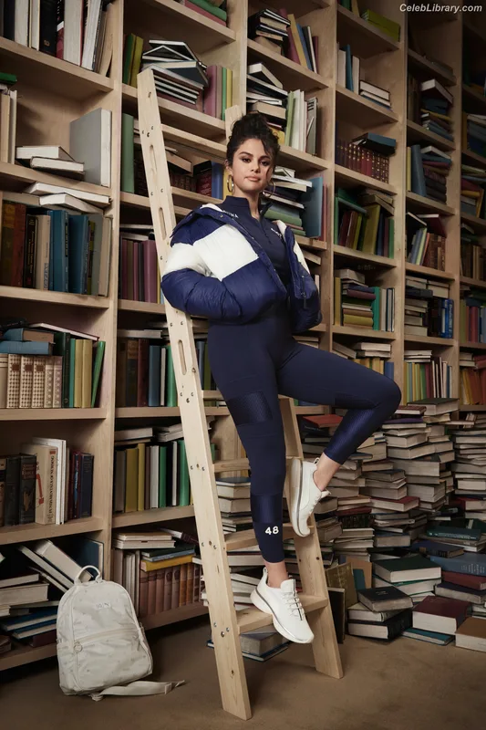 Selena Gomez photo 16 of 3523