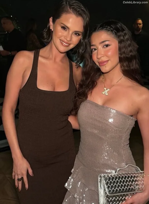 Selena Gomez photo 17 of 3523