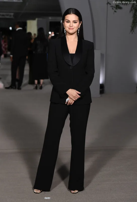 Selena Gomez photo 1 of 3523