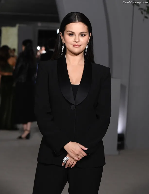 Selena Gomez photo 2 of 3523