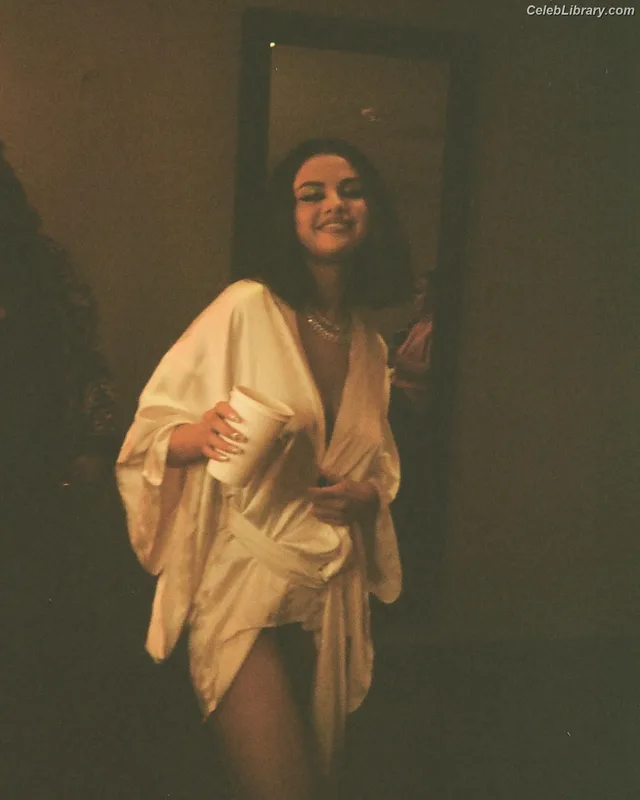 Selena Gomez photo 8 of 3523