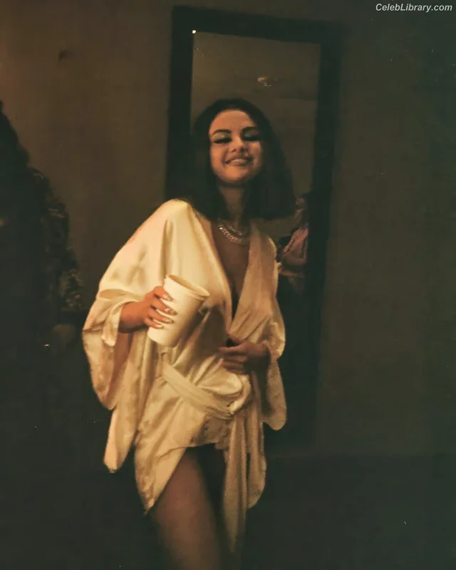 Selena Gomez photo 9 of 3523