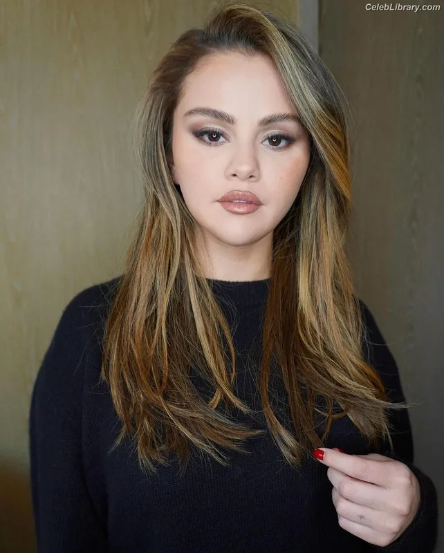 Selena Gomez photo 10 of 3523