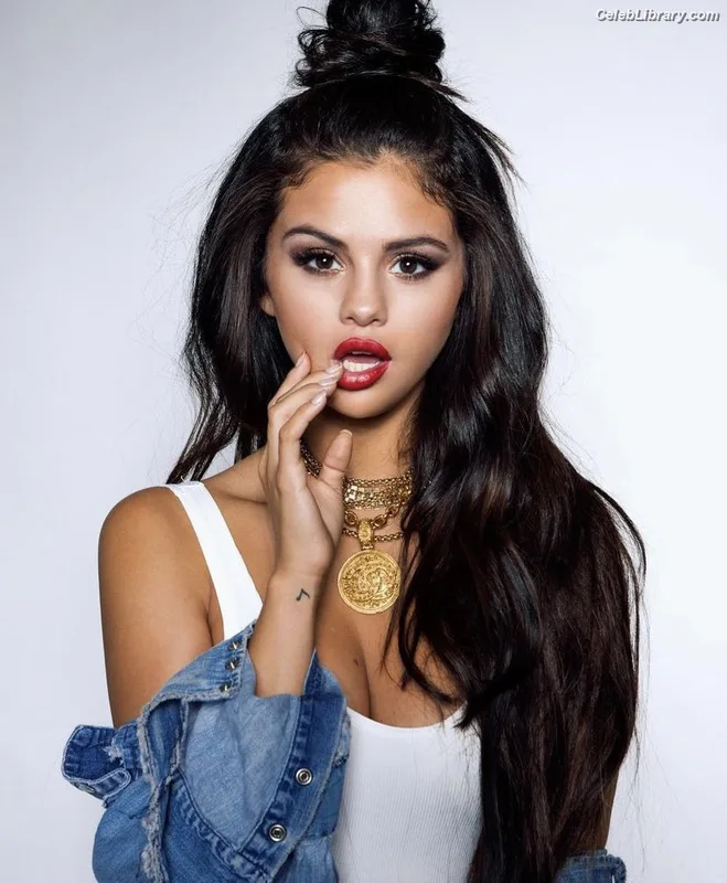 Selena Gomez photo 16 of 3523