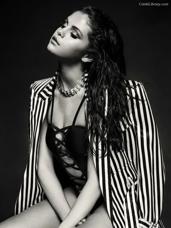 Selena Gomez photo 17 of 3523