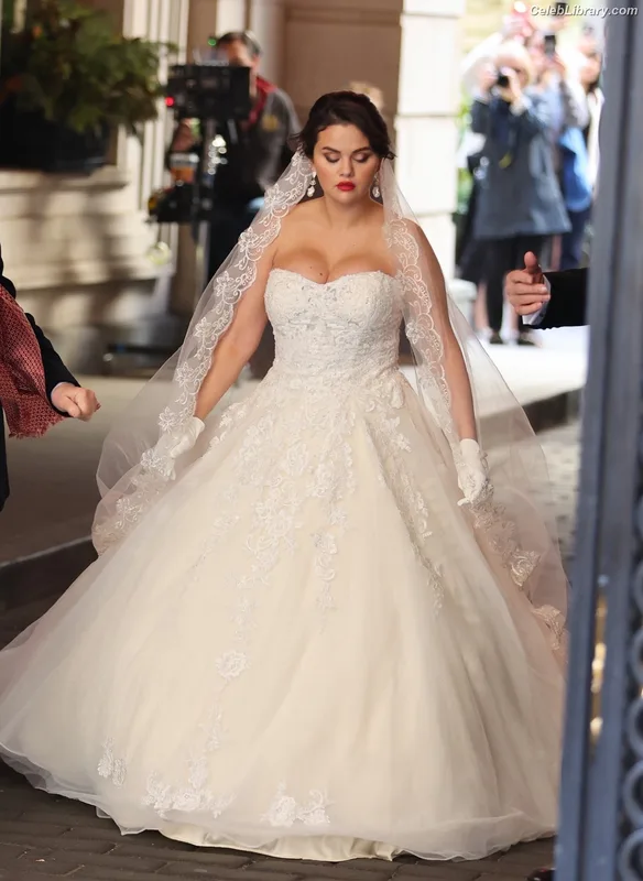 Selena Gomez photo 24 of 3523