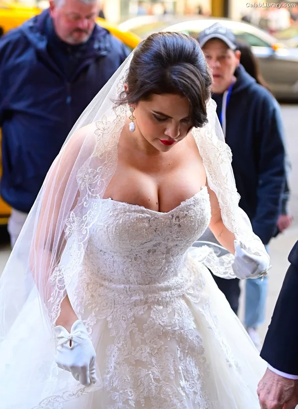 Selena Gomez photo 1 of 3523