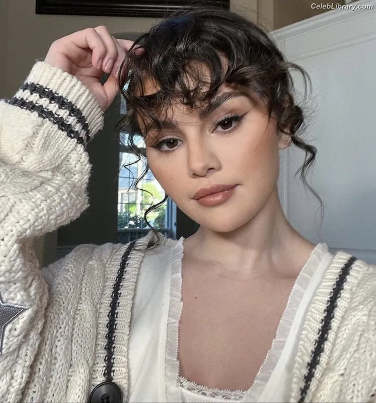 Selena Gomez photo 2 of 3523