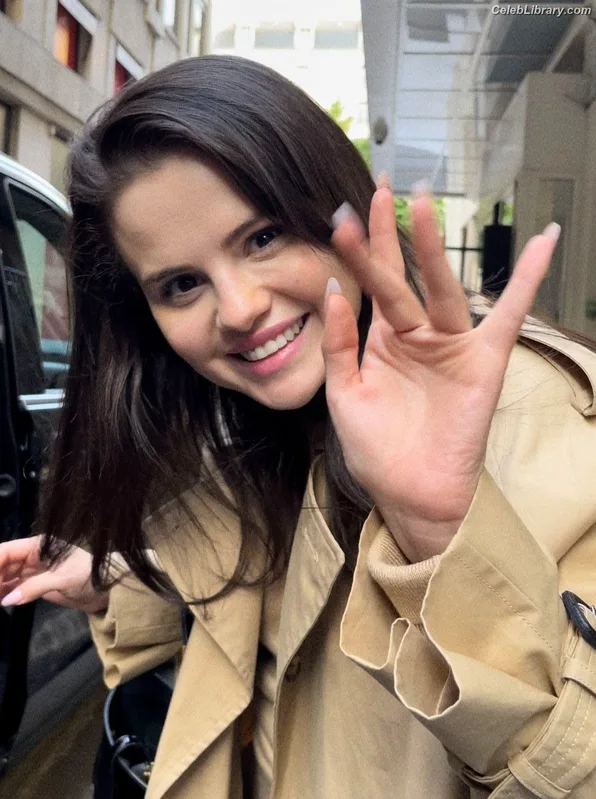 Selena Gomez photo 7 of 3523