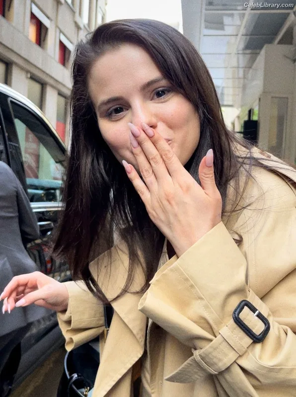 Selena Gomez photo 8 of 3523