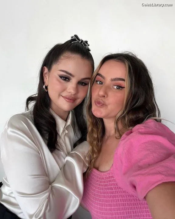 Selena Gomez photo 19 of 3523
