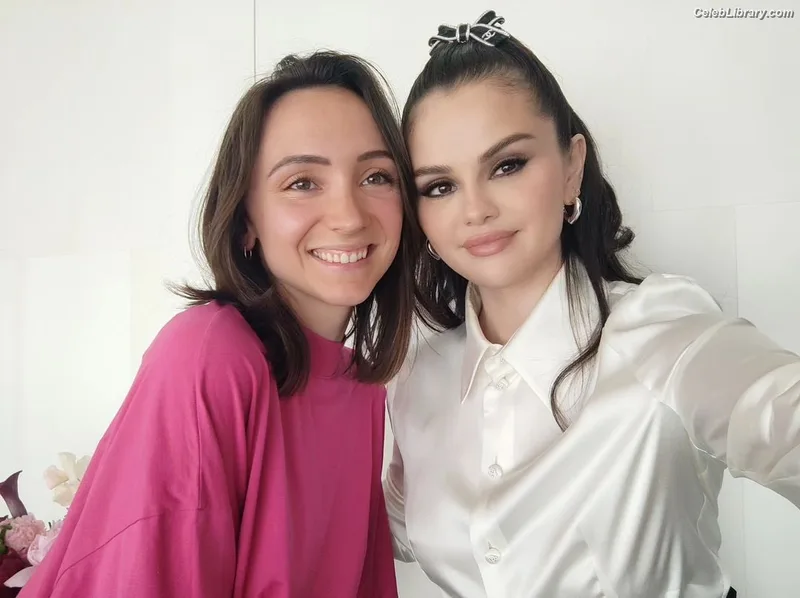 Selena Gomez photo 23 of 3523